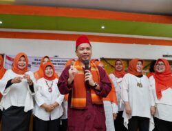 Keren! Relawan Emak-Emak RW 11 Jatimulya buat Lagu untuk Bang Erwyn