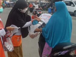 Gelar Munggahan DPC PKS Cibitung Bagikan Sarapan Pagi kepada Pengunjung Pasar Pamor