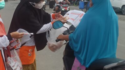 Gelar Munggahan DPC PKS Cibitung Bagikan Sarapan Pagi kepada Pengunjung Pasar Pamor