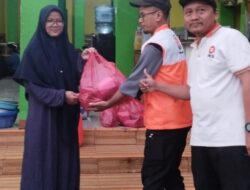 PKS Telaga Murni Terobos Hujan dan Banjir Berbagi Takjil ke Warga Sekitar