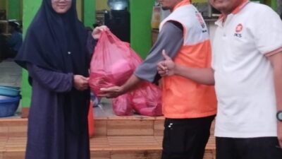 PKS Telaga Murni Terobos Hujan dan Banjir Berbagi Takjil ke Warga Sekitar