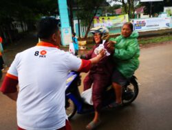 Bakar Semangat Di Bulan Ramadhan, PKS Cikarageman Bagikan Takjil Depan Kantor Desa