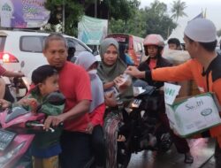 Hujan Lebat Iringi Takjil On The Road DPC PKS Setu