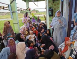 Hujan deras, PKS Cikarang Timur Bagi-Bagi Takjjl di Tiga Lokasi