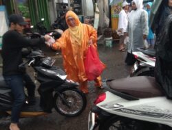 Mengenakan Jas Hujan PKS Telaga Asih Berikan Takjil ke Warga