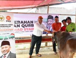 Syaikhu Serahkan Hewan Kurban saat Kundapil