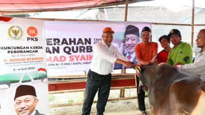 Syaikhu Serahkan Hewan Kurban saat Kundapil