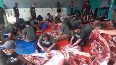 Budi MM Ikut Cawe cawe Bantu Panitia Qurban