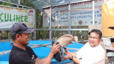 Aleg Faizal Hafan Farid Tebar Indukan Gurame Bima bersama Masyarakat Kampung Tangguh Jaya Desa Telaga Murni Cikarang Barat