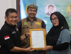 Aleg Jabar Komisi 2 Bang Haji Faizal Menyerahkan Sertifikasi Halal kepada Pelaku UMKM dan Inginkan UMKM Cikarang Timur Naik Kelas.