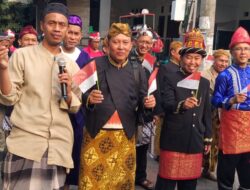Kenakan Baju Adat Aceh, Haji Jajuli Ikuti Karnaval Peringati Hari Kemerdekaan