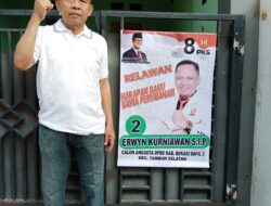 Imam Masjid Raya Jatimulya Pasang Atribut Bang Erwyn di Rumahnya