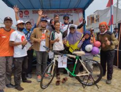 Azmi Robbani Bagikan Doorprize Sepeda di Acara HUT RI ke 78.