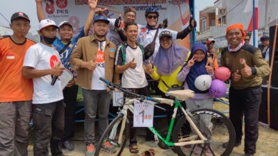 Azmi Robbani Bagikan Doorprize Sepeda di Acara HUT RI ke 78.