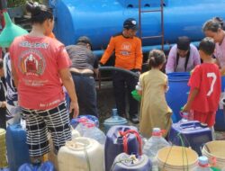 Rawan Kekeringan, Caleg Haji Jajuli Salurkan Air Bersih Ke Warga Cibarusah