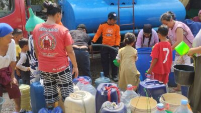 Rawan Kekeringan, Caleg Haji Jajuli Salurkan Air Bersih Ke Warga Cibarusah