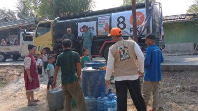 Relawan Dra. Hj. Ani Rukmini Salurkan Air Bersih di Muaragembong