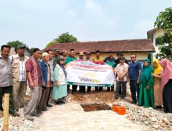 Dra. Hj. Ani Rukmini Letakkan Batu Pertama Pembangunan Masjid Al Bayan, Muaragembong