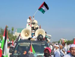 Viral ! Muslimah Cantik Kibarkan Bendera Palestina di Atas Mobil Komando Pesantren At Taqwa Saat Aksi Akbar Bela Palestina Cikarang