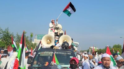 Viral ! Muslimah Cantik Kibarkan Bendera Palestina di Atas Mobil Komando Pesantren At Taqwa Saat Aksi Akbar Bela Palestina Cikarang