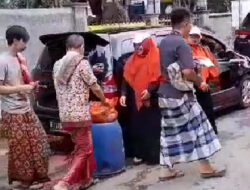 Jumat Berkah Berbeda di Jl Panda V, RKI Cikarang Pusat Bagikan Jeruk Segar untuk Warga