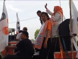 Seger Bener! Flashmob Kampanye Caleg PKS Teti Lestari di Cikarang Barat Bagikan Jeruk