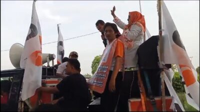 Seger Bener! Flashmob Kampanye Caleg PKS Teti Lestari di Cikarang Barat Bagikan Jeruk