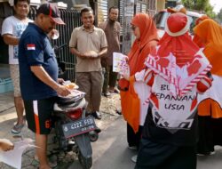 Ikuti Flashmob Serentak, PKS Cikarang Utara Bagikan Jeruk Segar