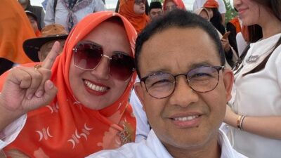 Anies Baswedan Ajak Berfoto Selfie Caleg Milenial Teti Lestari di Kampanye Tebuka Kabupaten Bekasi 