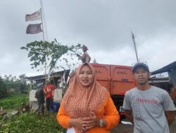 Caleg PKS Teti Lestari Kerja Bakti Bareng Warga Bersihkan Sungai dan Keruk Lumpur