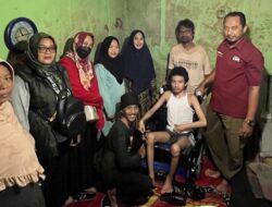 Mewakili Orang Baik, Puji Lestari Berikan Bantuan Kursi Roda