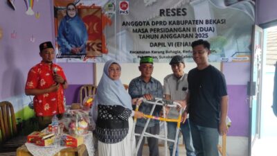 Ade Jenah Berikan Bantuan Walker Untuk Warga Sukakarya Yang Sakit