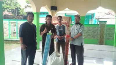 DPC PKS Cibitung Salurkan Bantuan Alat Kebersihan untuk Warga Terdampak Banjir di Wanasari