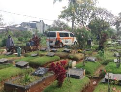 Komitmen Layani Masyarakat, Ambulan DPC PKS Setu Antar Jenazah Warga Desa Lubangbuaya