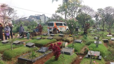 Komitmen Layani Masyarakat, Ambulan DPC PKS Setu Antar Jenazah Warga Desa Lubangbuaya