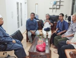 Ketua DPC PKS Cikarang Timur Jenguk Ustadz Zaenal Muttaqien, Pendiri Ponpes Al-Latifah Cibitung