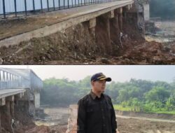 Tinjau Jembatan Cipamingkis Yang Longsor, Yusuf Fathullah Dorong Pemda Segera Perbaiki