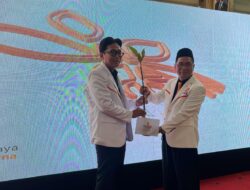 PKS Kabupaten Bekasi Serahkan Pohon Mangrove sebagai Simbol RAKERDA 2025