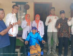 PKS Bekasi Beri Bantuan Kursi Roda kepada Lansia di Tambun Utara