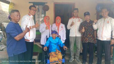 PKS Bekasi Beri Bantuan Kursi Roda kepada Lansia di Tambun Utara