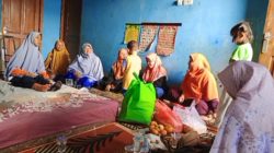 Bipeka PKS Cikarang Barat Jenguk Kader Mekarwangi Korban Kecelakaan pada Peringatan Hari Ibu 2025