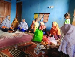 Bipeka PKS Cikarang Barat Jenguk Kader Mekarwangi Korban Kecelakaan pada Peringatan Hari Ibu 2025