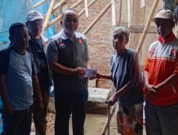 Ketua DPC PKS Tambelang Serahkan Bantuan untuk Korban Puting Beliung di Sukarahayu