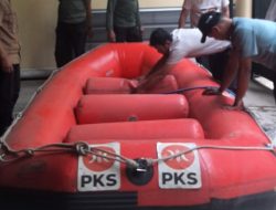 Relawan PKS Kabupaten Bekasi Siagakan Perahu Karet Hadapi Banjir