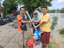 Mengungsi di Masjid, Mahfudz Fauzi Terima Bantuan PKS untuk Warga Terdampak Banjir Labansari
