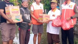 DPC PKS Sukawangi Salurkan Bantuan untuk Warga Terdampak Banjir di Sukamekar