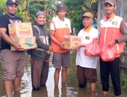 DPC PKS Sukawangi Salurkan Bantuan untuk Warga Terdampak Banjir di Sukamekar