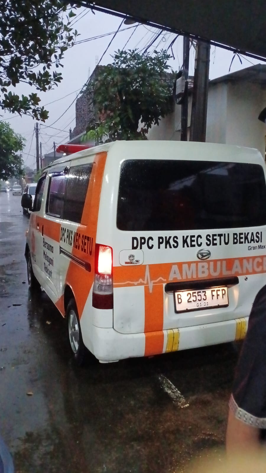 Ambulan PKS Setu standby selalu