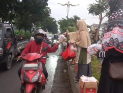 Santika PKS Kabupaten Bekasi Bagikan Takjil di Jalan Raya Kalimalang