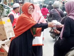 PKS Serangbaru Bagikan 670 Paket Ta’jil untuk Pengguna Jalan di Cikarang–Cibarusah